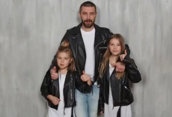 Владимир Кристовский с дочерьми снялся в фотосессии с коллекцией курток Кэти Топурия