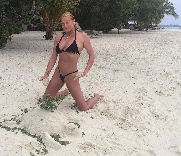 Анастасия Волочкова призналась, что отдыхает на пляже без купальника