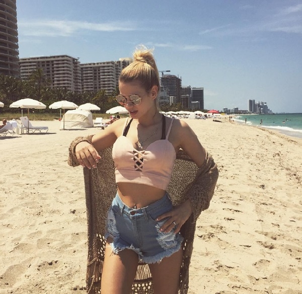 Подруга Никиты Преснякова Алена Краснова зажигает на пляжах Флориды в очень смелом купальнике
