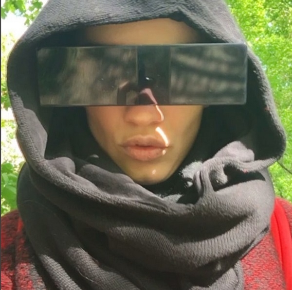 Виктория Дайнеко нуждается в специальном аппарате для зрения   