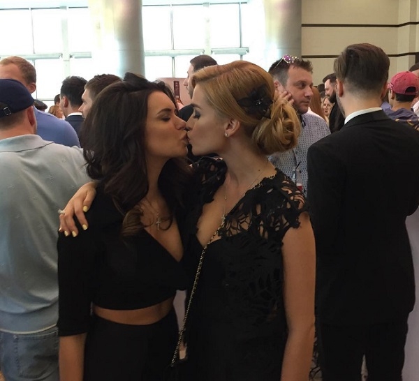 На премию RU.TV 2016 Ксения Бородина пришла без Курбана Омарова и целовалась с Катей Жужа