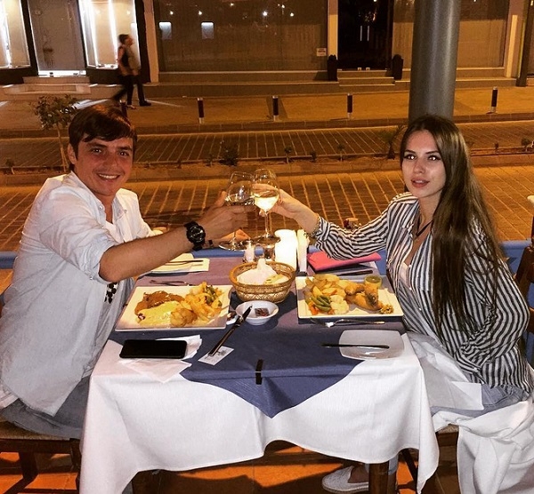 Саша Артёмова окончательно покинула Дом-2, но пошла на ужин с женихом