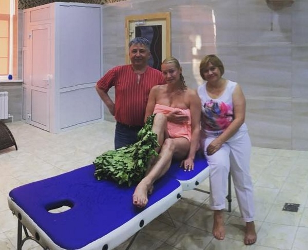 Анастасия Волочкова порадовала поклонников очередными обнаженными шпагатами в бане