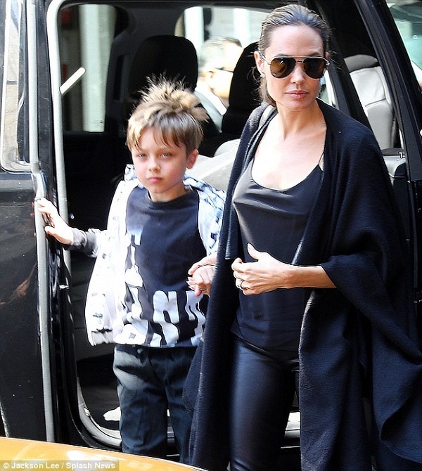 Для похода с сыном на бродвейский мюзикл Анджелина Джоли отказалась от нижнего белья