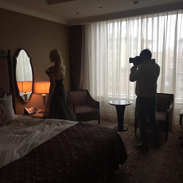 В новом видео Алена Шишкова примерила образ развратной охотницы за деньгами В новом видео Алена Шишкова примерила образ развратной охотницы за деньгами