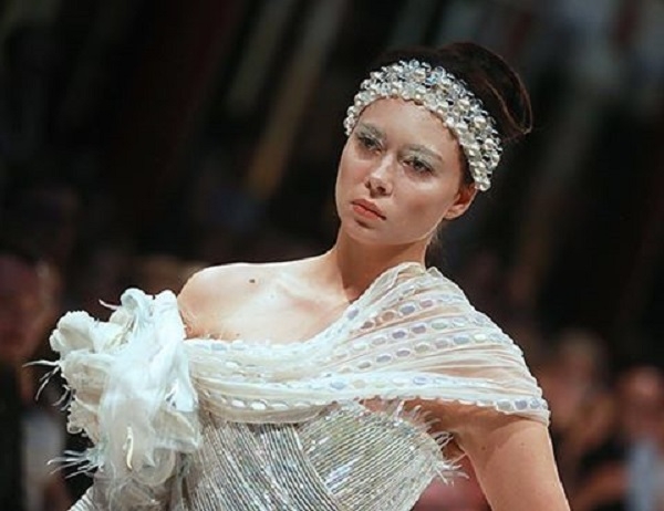Настасья Самбурская прошлась по подиуму в роли модели в платье от Валентина Юдашкина 