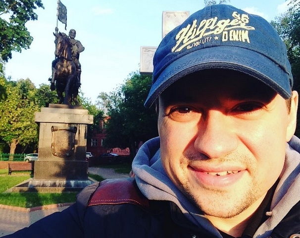 Обнажив торс, Андрей Гайдулян станцевал в опасной позе (видео)