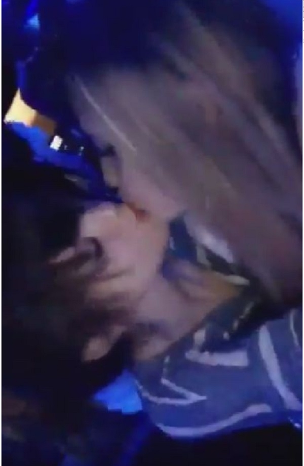 Селена Гомес поразила поклонников откровенным поцелуем со своей подругой