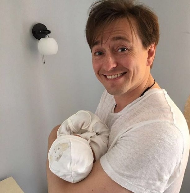 Сергей Безруков опубликовал первый снимок новорожденной дочери