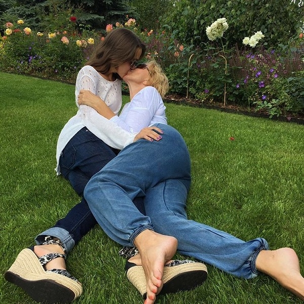 Любовь Успенская опубликовала провокационное фото, на котором слилась в поцелуе с собственной дочерью 