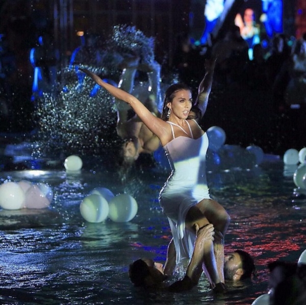 Загадочное купание Анны Седоковой в нижнем белье оказалось репетицией её выступления (видео)