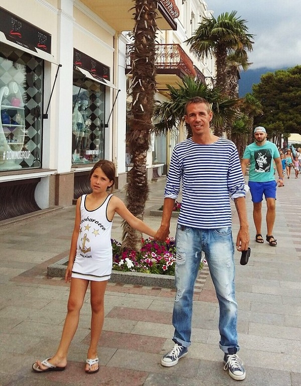 Алексей Панин привез дочь в Крым и отправился на нудистский пляж