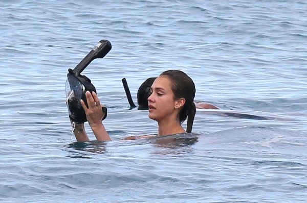 Джессика Альба нырнула под воду под вспышки камер папарацци