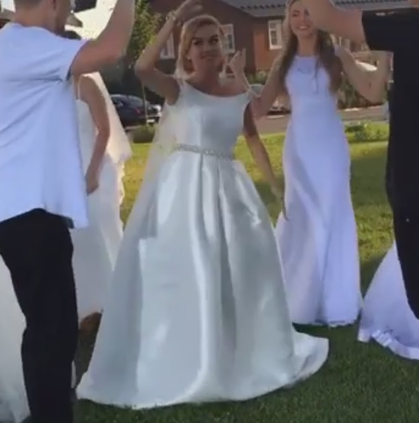 Ксения Бородина вновь надела свадебное платье и нашла мужчину, которым можно командовать (видео)