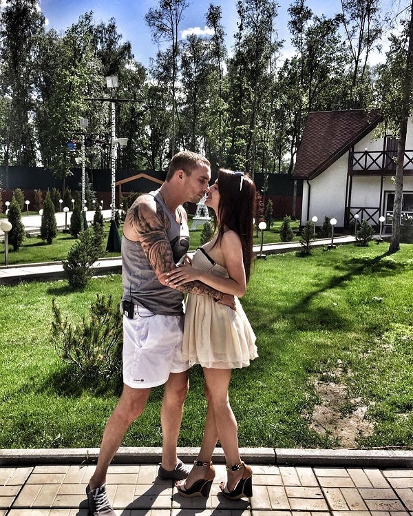 Саша Гозиас и Константин Иванов поженились прямо в изоляторе 