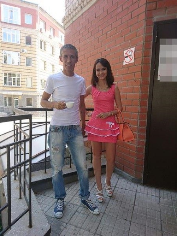 Алексей Панин носит футболку с фотографией обнаженной жены и вновь скандалит в ресторане