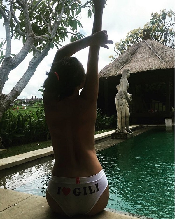 Нелли Ермолаева развлекает местных жителей на Бали своей голой грудью 