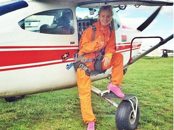 Александра Харитонова впервые прыгнула с парашютом (фото)
