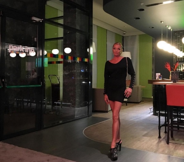 Анастасия Волочкова решила объяснить всем, что она совсем не проститутка, выступлением в баре (видео)