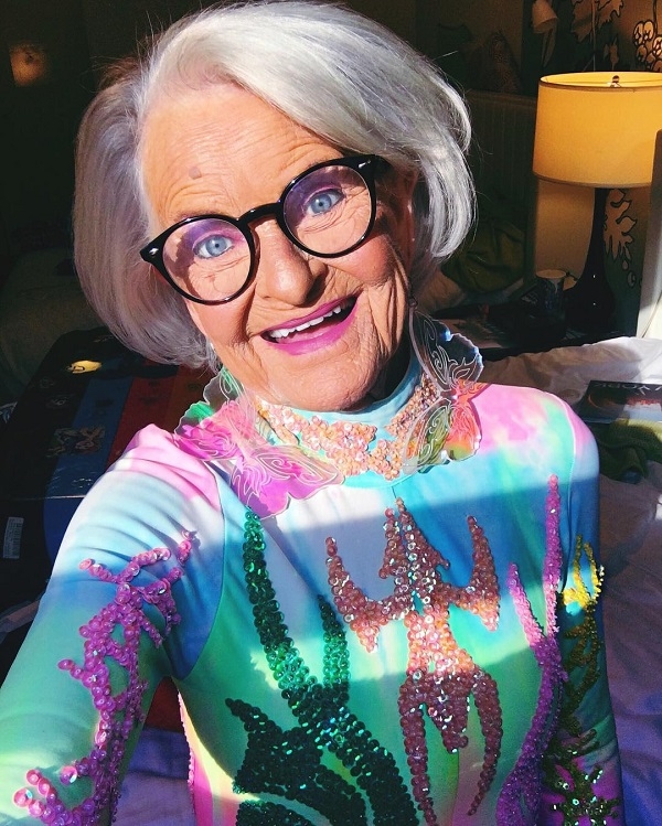 88-летняя Бадди Винкл поразила эпатажным нарядом на красной дорожке MTV VMA 2016