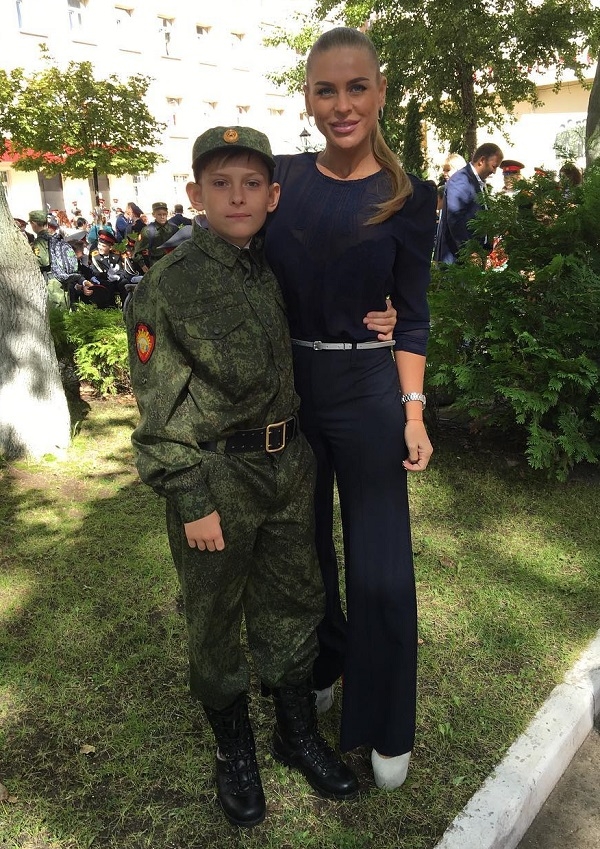 Пока Кристина Терёхина покоряет конкурсы бикини, её сын отправился в кадетское училище