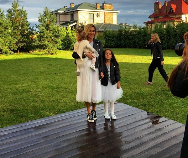 Ксения Бородина порадовала фанатов видео с младшей дочкой
