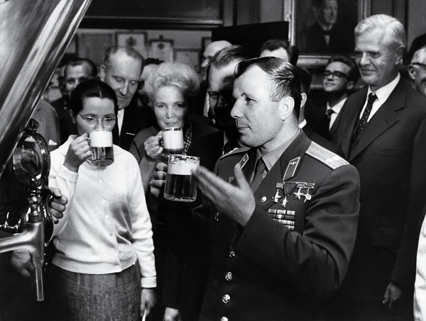 Космонавты Волков и Могенсен отметили годовщину полета пивом Carlsberg