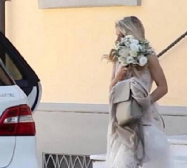 Вера Брежнева неожиданно опубликовала снимок в свадебном платье