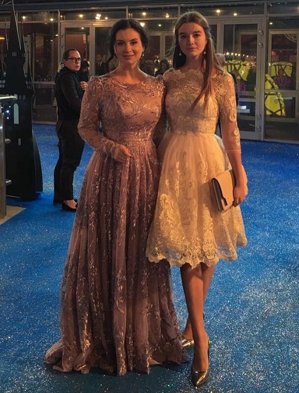 Екатерина Стриженова с дочкой поразили вечерними нарядами на премьере мюзикла Золушка