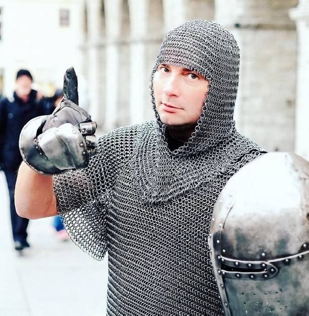 Николай Басков надел настоящие доспехи и стал рыцарем