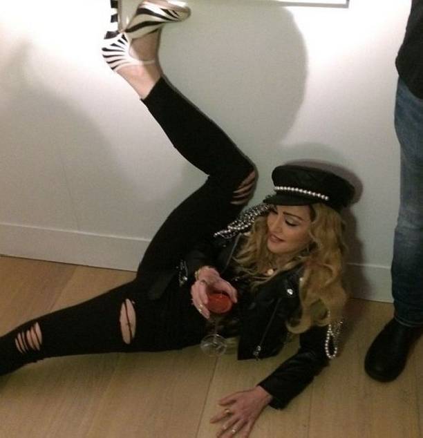 В интернете появились фотографии нетрезвой Мадонны, которая устроила дебош на выставке