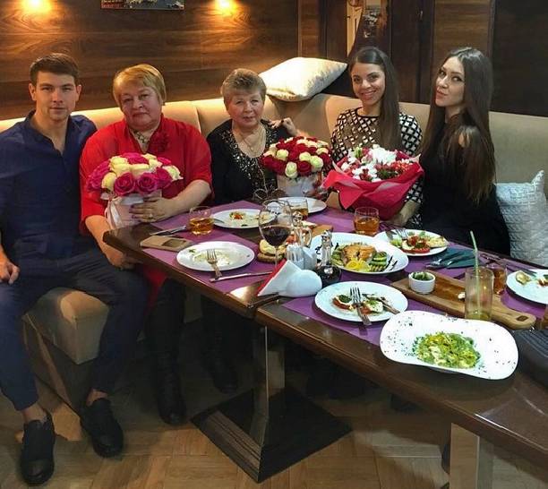 Ольга Рапунцель провела вечер с мамой Дмитрия Дмитриенко