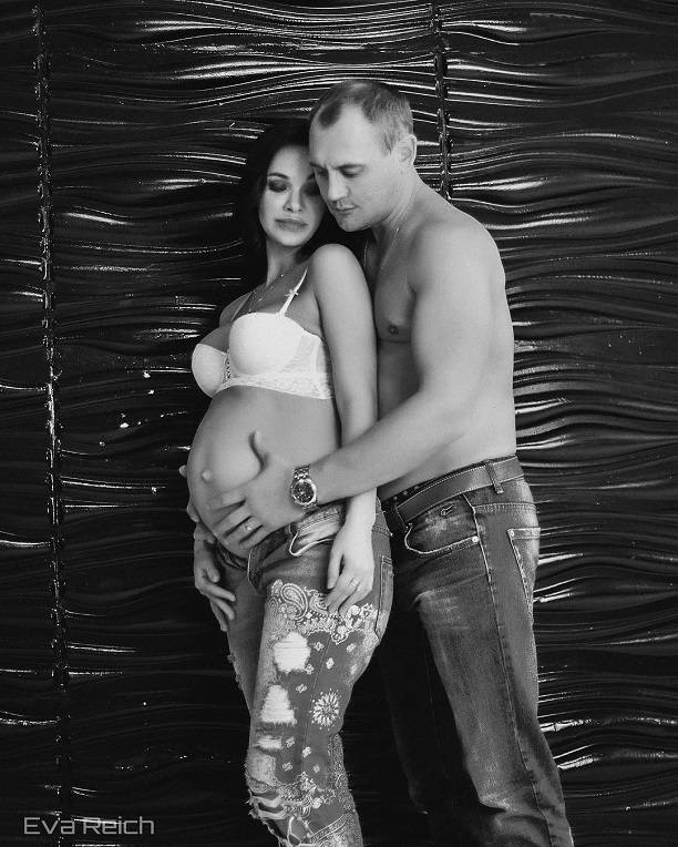 Степан Менщиков поделился эротическими фотографиями беременной супруги