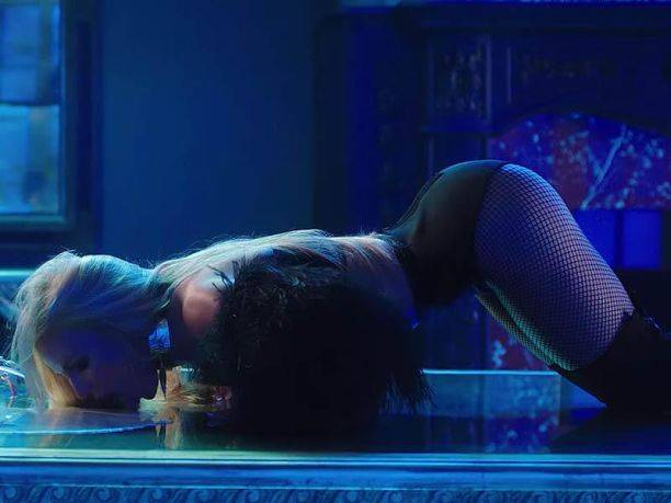 Бритни Спирс устроила лесбийские игры в новом клипе Slumber Party