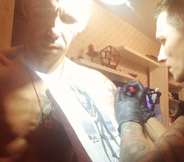 Алексей Панин сделал татуировку с обнаженной Люсей у себя на плече