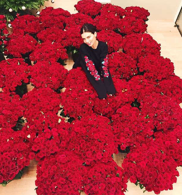 Анна Седокова спрятала свой животик среди букетов красных роз