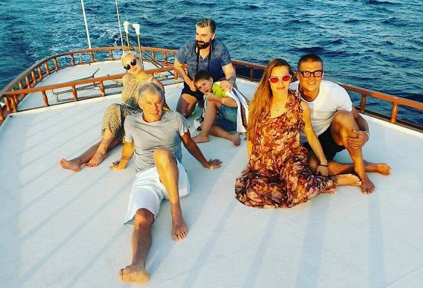 Беременные Полина Гагарина и Юлия Беляева устроили эротическую фотосессию на Мальдивах