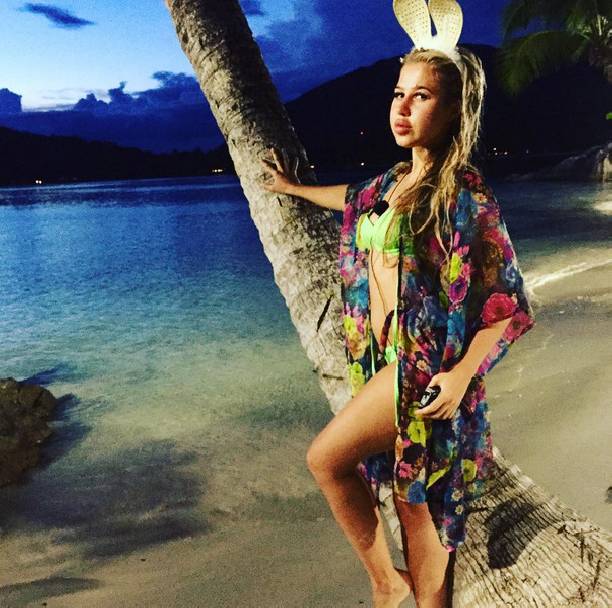 Мария Кохно устроила пляжную фотосессию в бикини