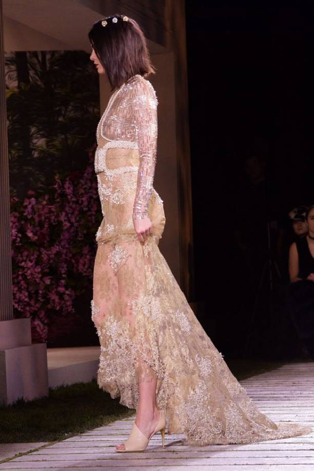 Платье с совершенно голой попкой Кендалл Дженнер вызвало фурор на Неделе Моды в Нью-Йорке
