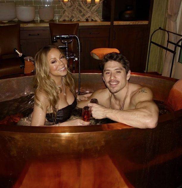 Мэрайя Кэри устроила эротическую фотосессию в ванной с молодым любовником