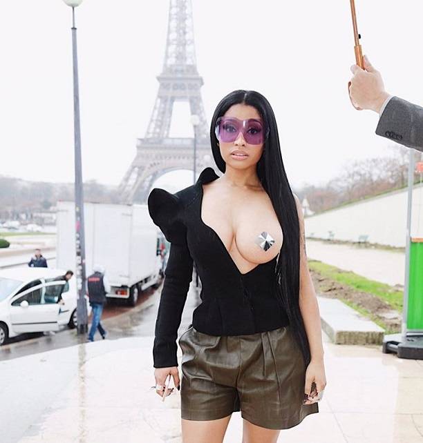 Ники Минаж эпатировала парижан своей обнаженной грудью