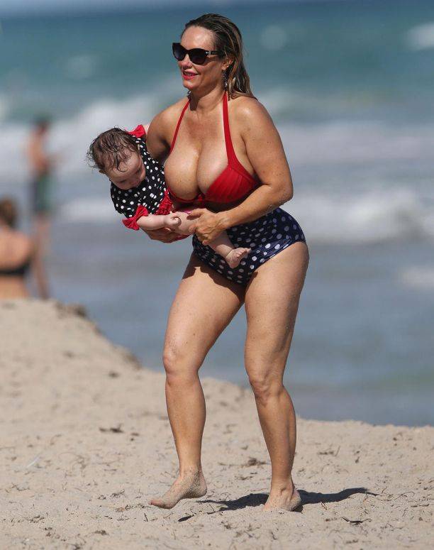 Папарацци сделали трогательные фото Николь "Коко" Остин на пляже с дочкой