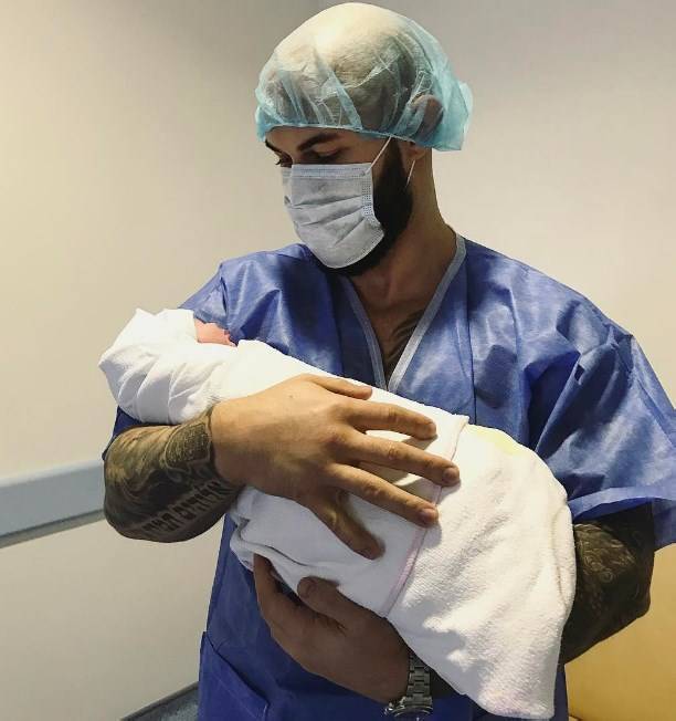 Джиган опубликовал первое фото новорожденной третьей дочки