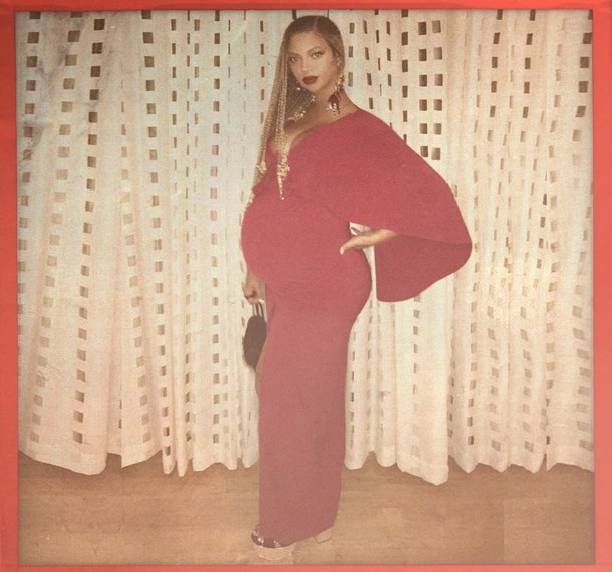 Бейонсе устроила фотосессию своему беременному животу