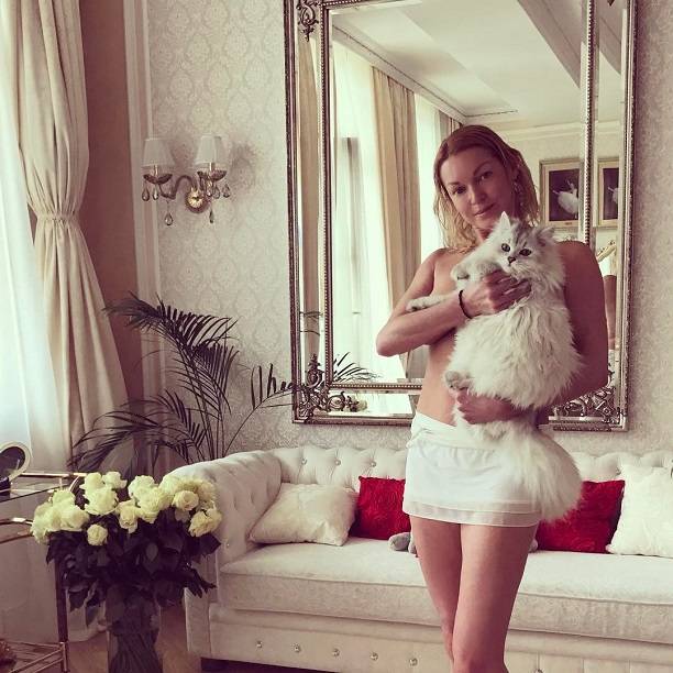 Обнаженная Анастасия Волочкова позабавилась со своим котом