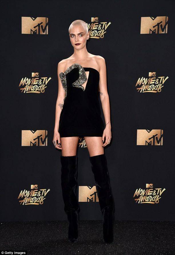 Бархатный комплект Кары Делевинь произвел фурор на MTV Movie & TV Awards