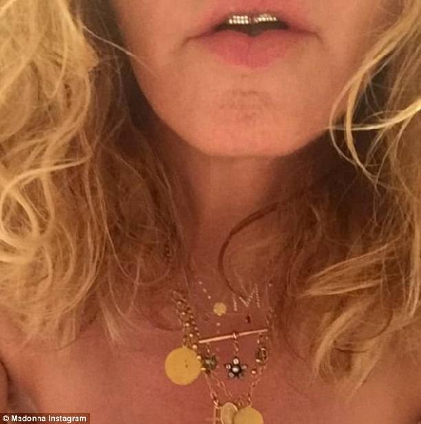 Мадонна оскандалилась, разместив интимный снимок своего тела