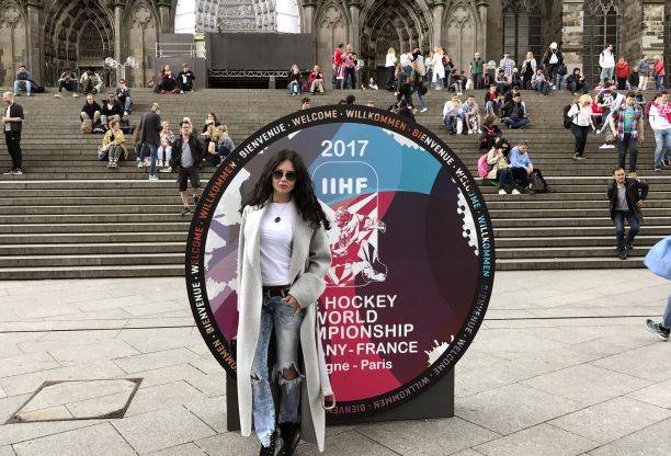 Елена Галицына "оторвалась" с болельщиками на трибунах Чемпионата мира по хоккею