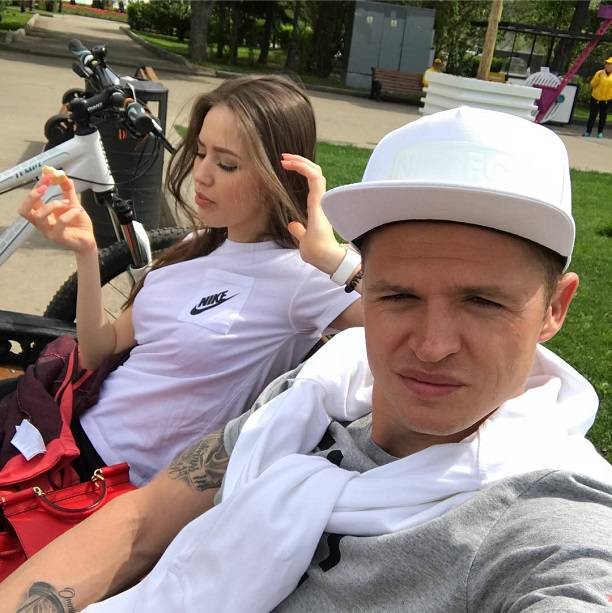 Дмитрий Тарасов пересадил Анастасию Костенко на велосипед