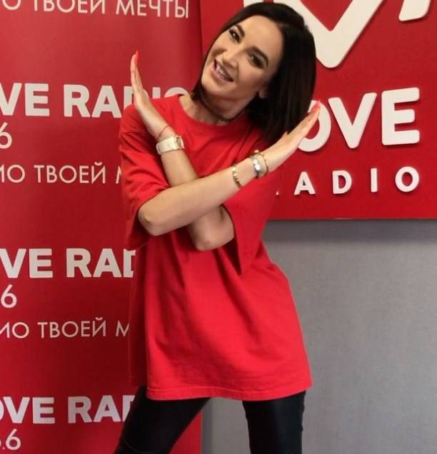 Ольга Бузова устроила дикие танцы в радио-студии